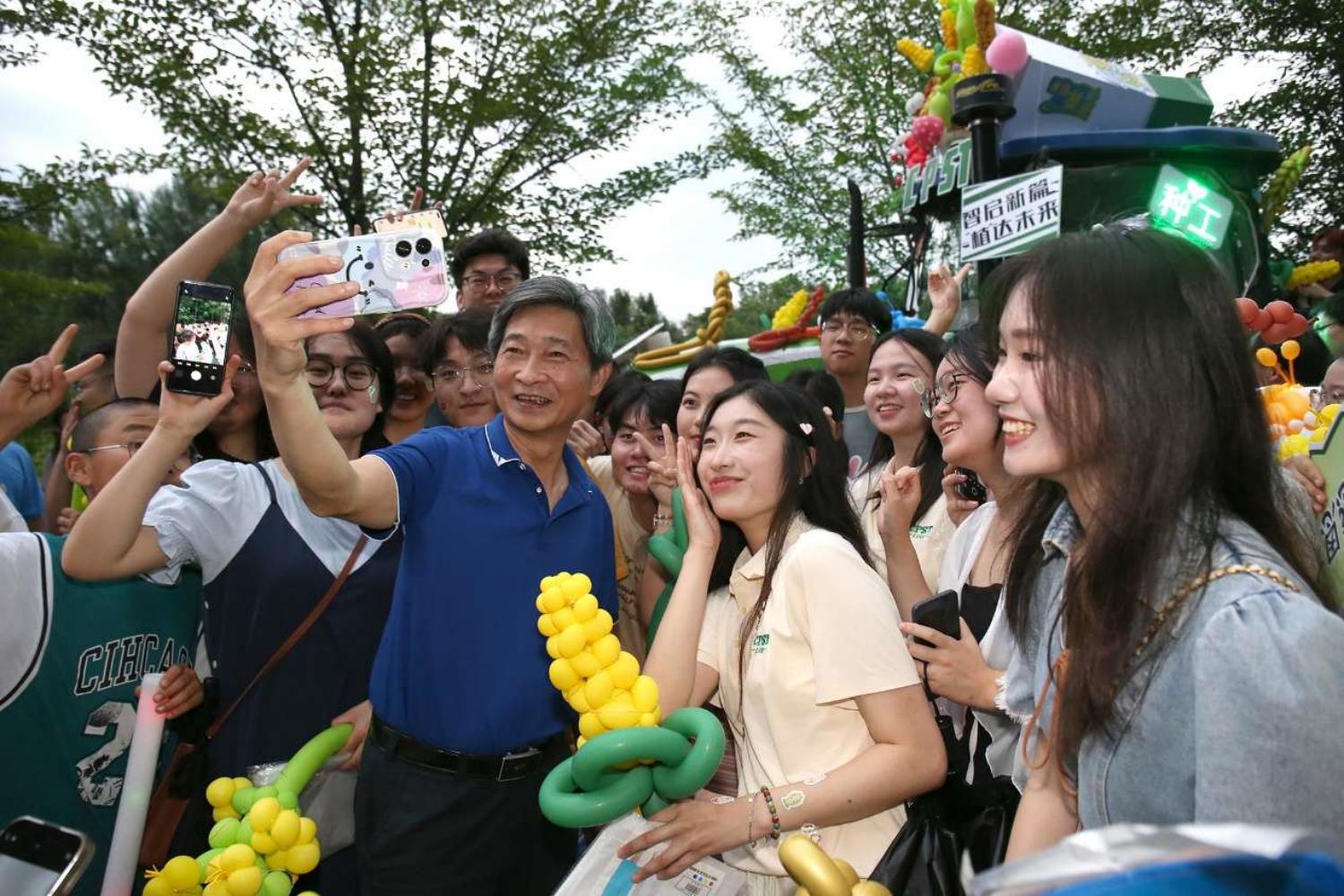 太阳集团网tyc9728党委书记高翅和同学们合影。侯国涛 摄