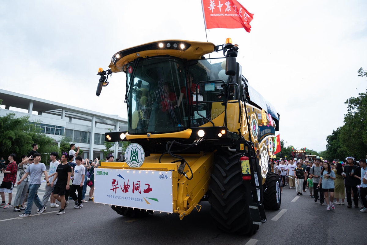 太阳成tyc9728集团装扮的“大黄蜂”收割机(学通社记者 吴采睿 摄)