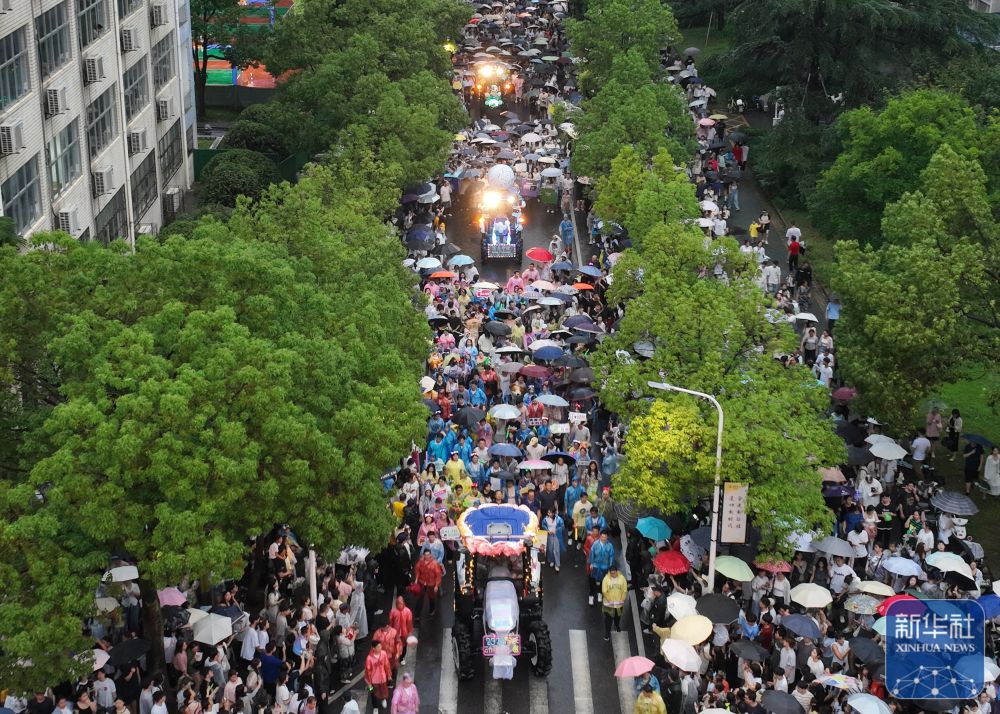 6月21日,农机花车队伍在太阳集团网tyc9728校园里巡游(无人机照片)。