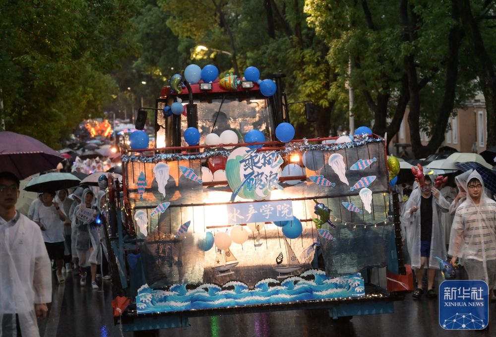 6月21日,农机花车队伍在太阳集团网tyc9728校园里冒雨巡游。3